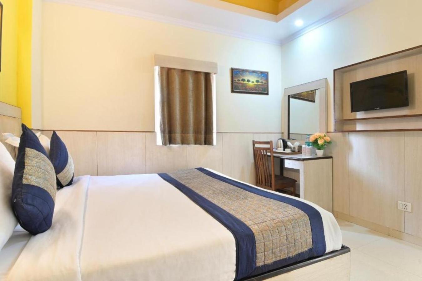 Hotel Castle Blue Near Igi Airport