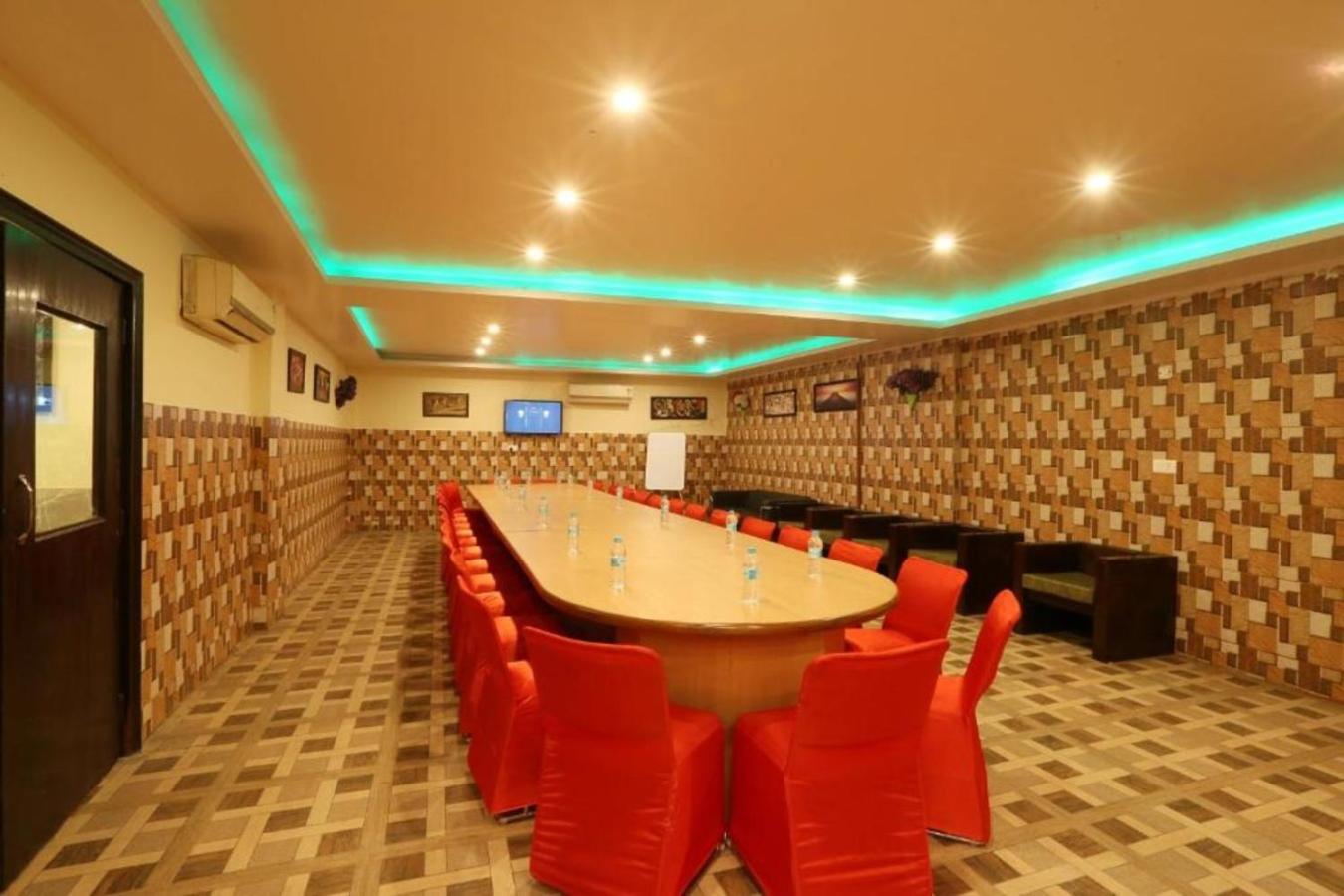 Castle Blue Near Igi Airport 3*