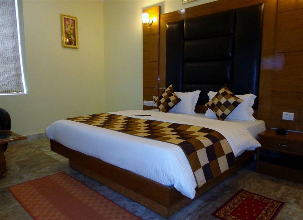 Hotel Castle Blue Near Igi Airport