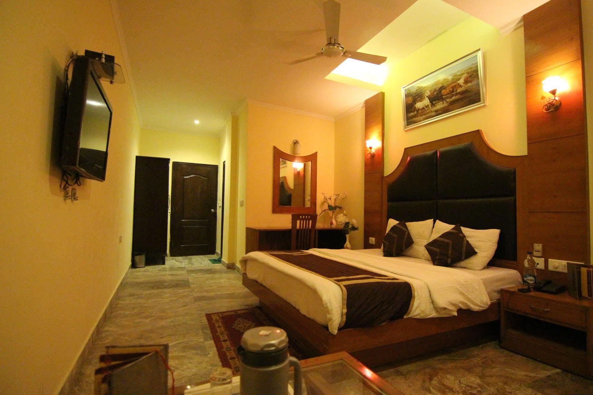 Hotel Castle Blue Near Igi Airport