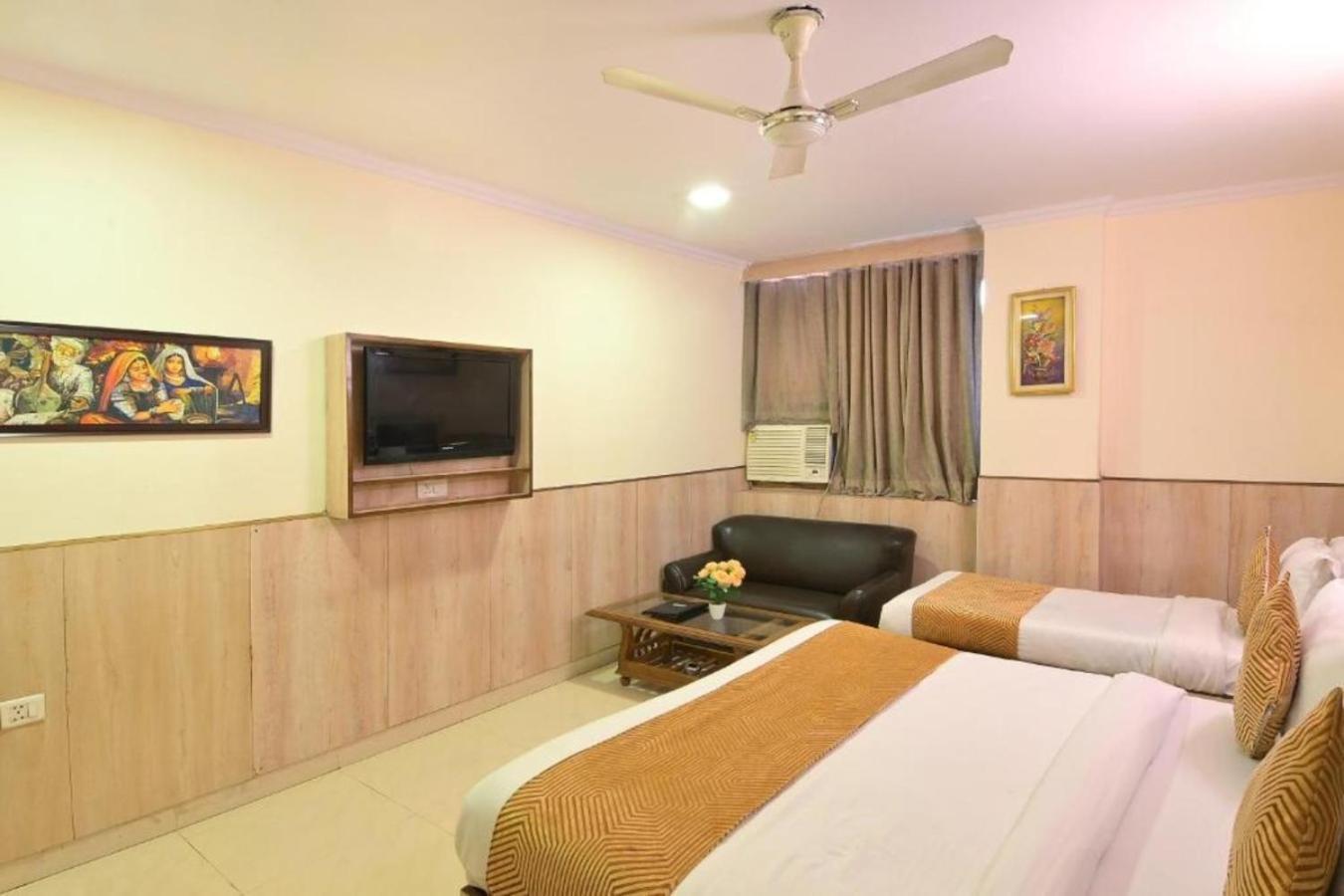 Castle Blue Near Igi Airport Hotel