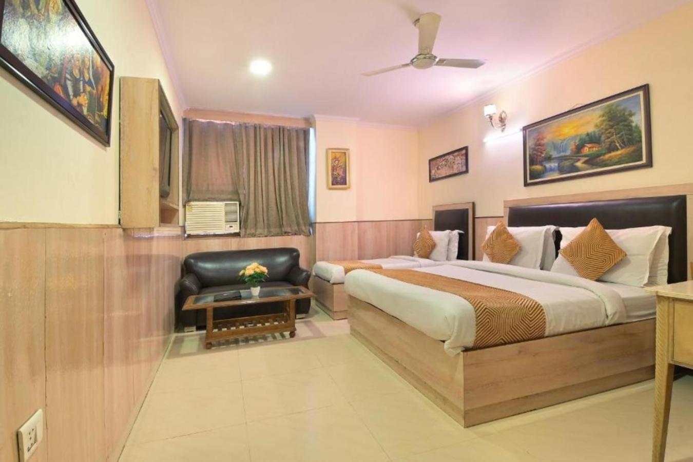 Castle Blue Near Igi Airport Hotel