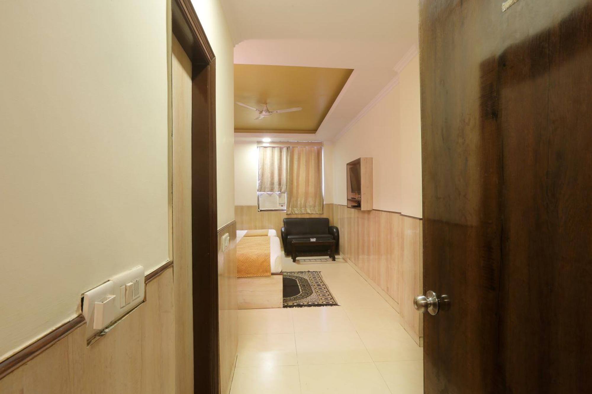 Hotel Castle Blue Near Igi Airport