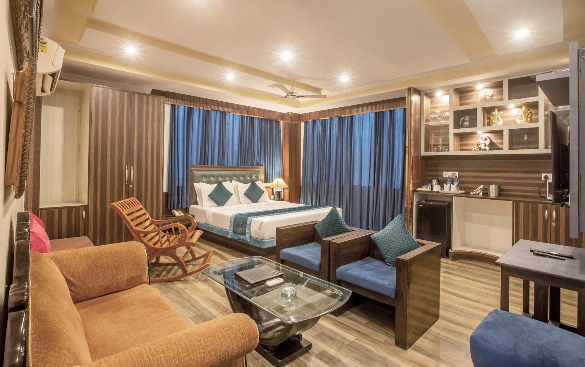 Castle Blue Near Igi Airport Hotel
