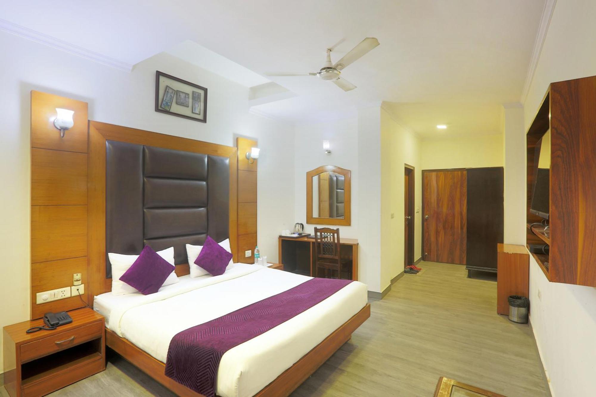 Hotel Castle Blue Near Igi Airport