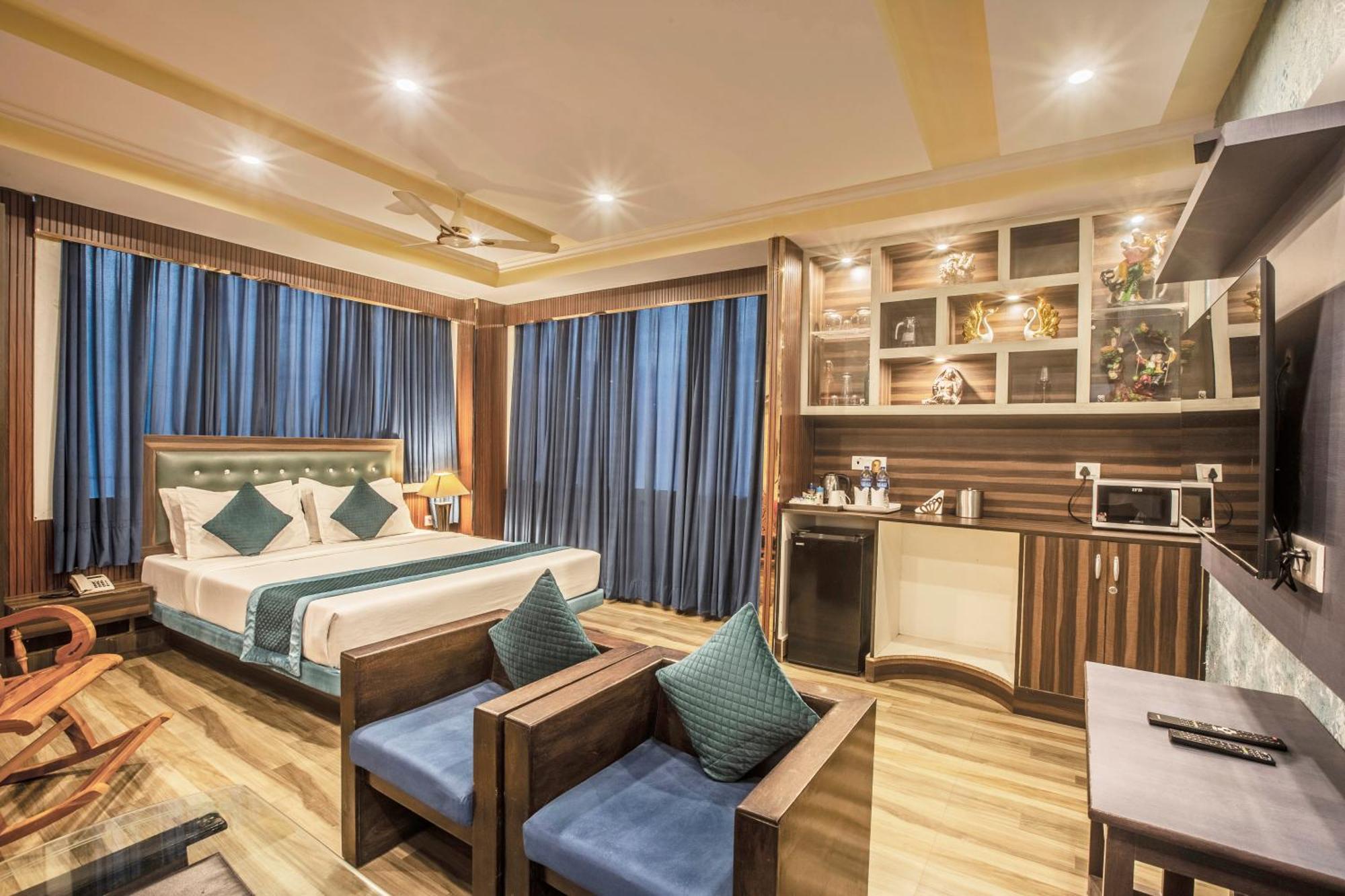 Castle Blue Near Igi Airport Hotel 3*