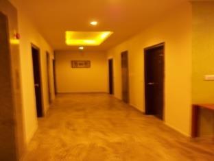 Castle Blue Near Igi Airport 3*