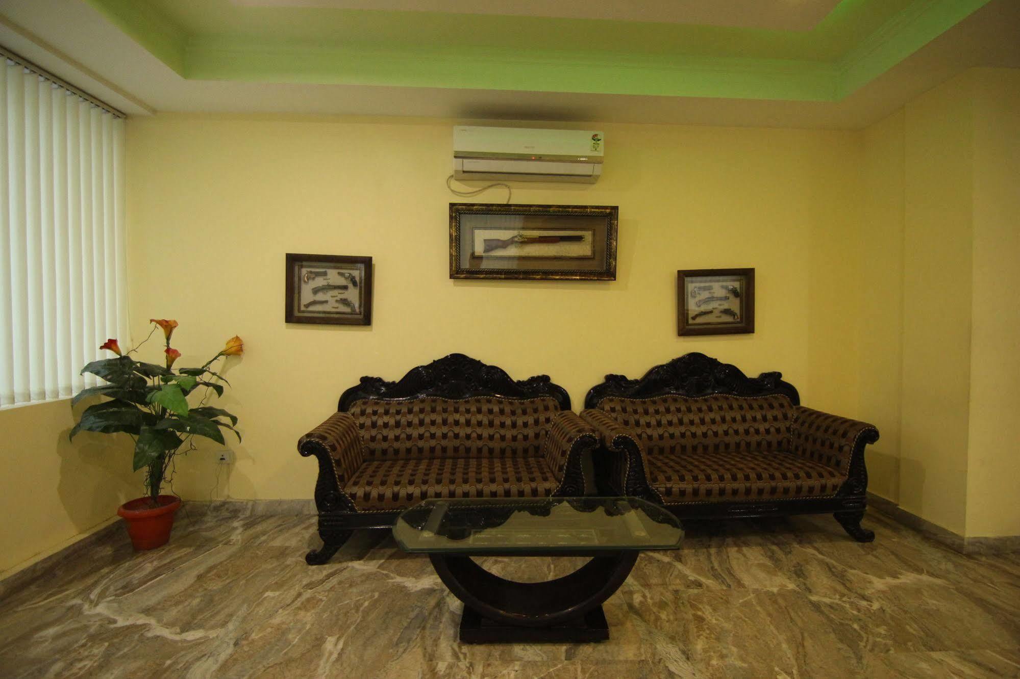Castle Blue Near Igi Airport Hotel
